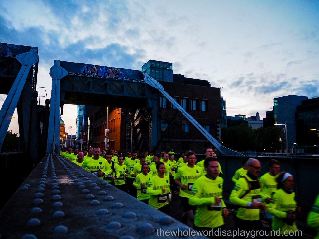 Samsung Night Run ©thewholeworldisaplayground Samsung Night Run ©thewholeworldisaplayground