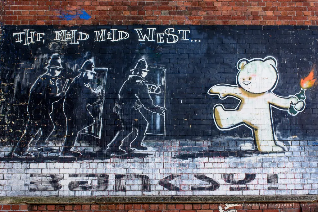 Bristol streetart Banksy ©thewholeworldisaplayground