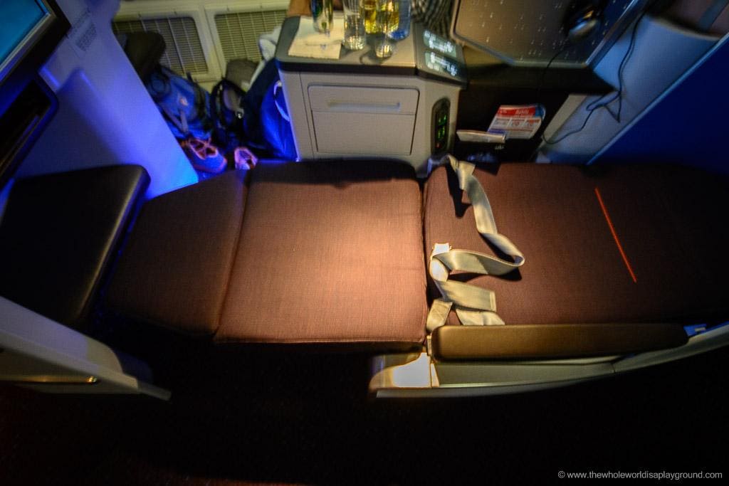 KLM Business Class Review Amsterdam New York ©thewholeworldisaplayground