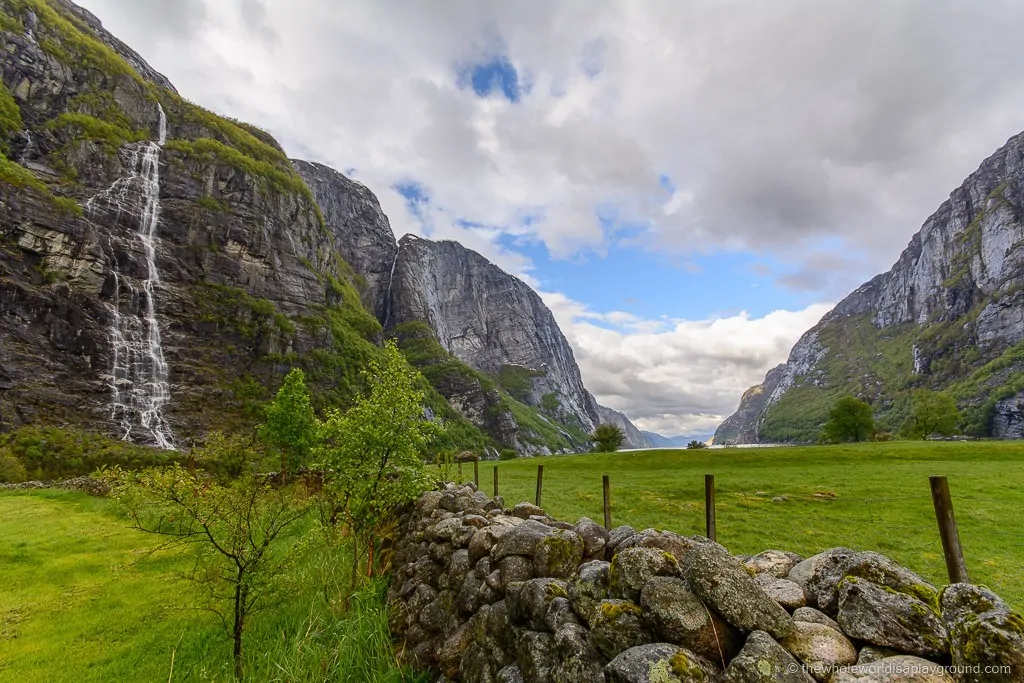 Hiking Kjerag, Kjeragbolten hike norway ©thewholeworldisaplayground