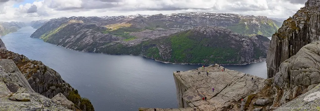 Hiking Preikestolen Norway hike Pulpit Rock ©thewholeworldisaplayground